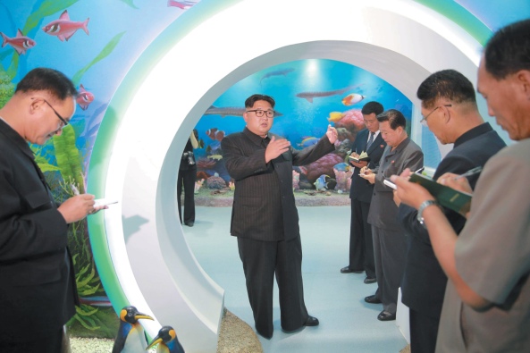 Lãnh tụ Bắc Triều-tiên Kim Jong-un đi thị sát trại thiếu nhi Manyongdae ở Bình-nhưỡng; bức ảnh không rõ ngày tháng, được công bố ngày 4 tháng Sáu năm 2016 bởi Thông tấn xã Trung ương Triều-tiên (조선중앙통신사 - Korean Central News Agency) thuộc chính quyền Bắc Triều-tiên. (Ảnh: KCNA/Reuters)